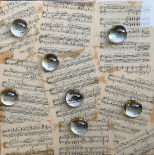 ciclo delle sfere, cm 60x60, semisfere in resina e spartiti, su tavola, 2021