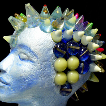 h. cm 30, Ø 30, stucchi, pigmenti, piccoli solidi geometrici in resina, terre rare luminescenti, 2015 dea della virtu, sculture in resina giuseppe portella