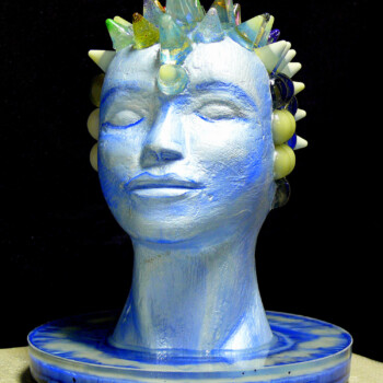 h. cm 30, Ø 30, stucchi, pigmenti, piccoli solidi geometrici in resina, terre rare luminescenti, 2015 Dea della virtù, sculture in resina giuseppe portella