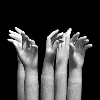 2015, ferro, stucchi, pigmenti, terre rare luminescenti, h. cm 130 , Ø 30 Nelle nostre mani - sculture in resina giuseppe portella